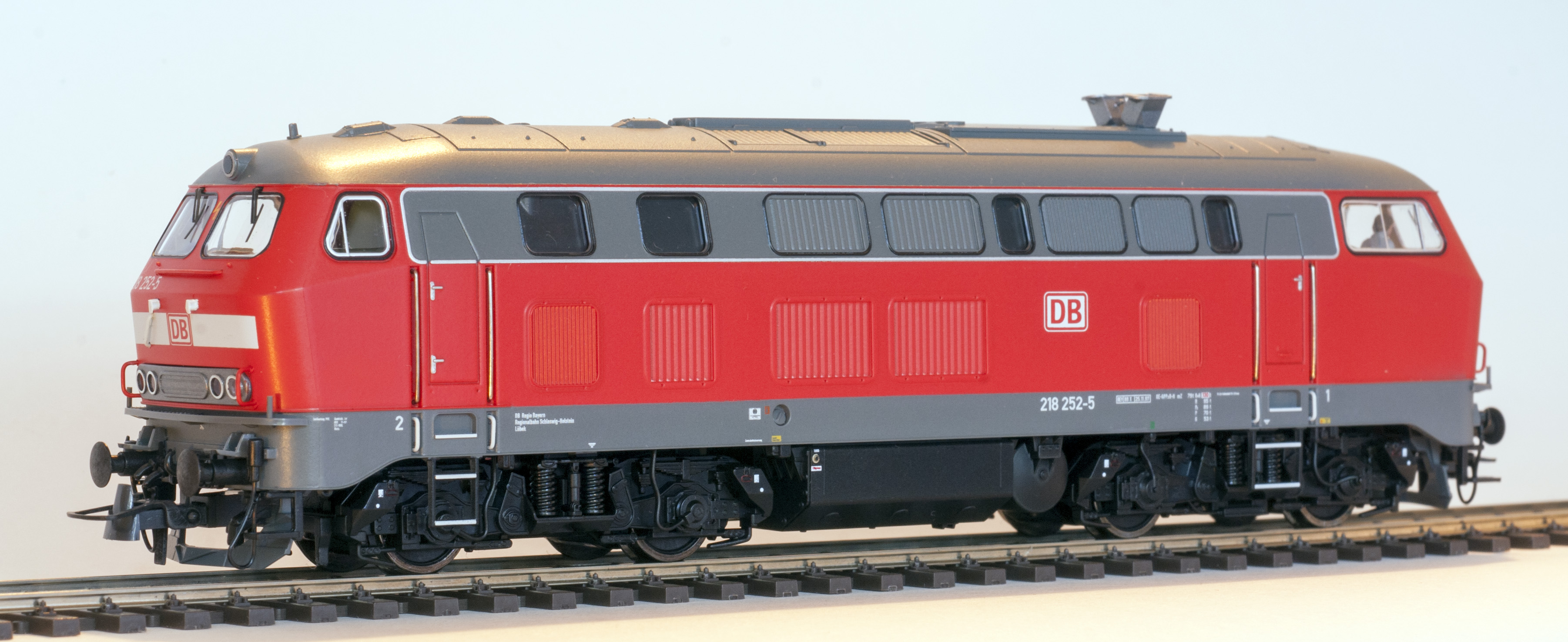 Modell der 212 252-5 in Verkehrsrot von Roco (Artikelnummer 72751) Regionalbahn Schleswig-Holstein REV HB X 25.11.97