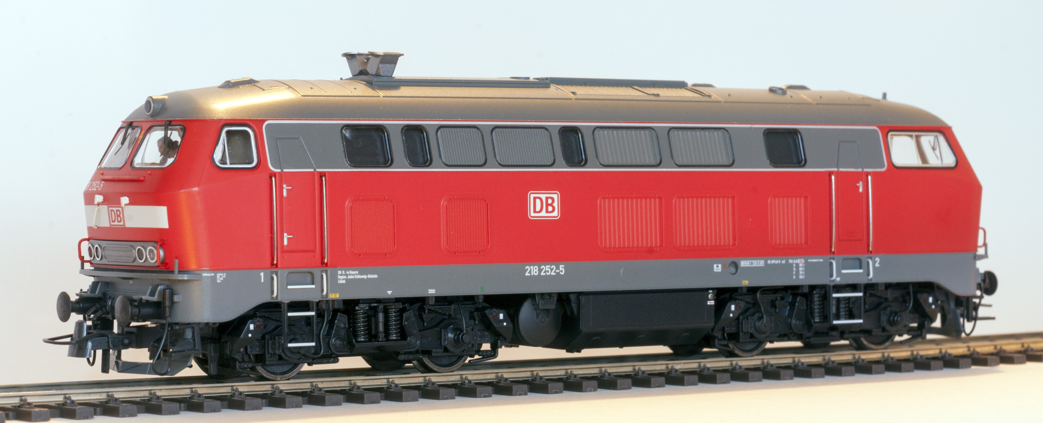 Modell der 212 252-5 in Verkehrsrot von Roco (Artikelnummer 72751) Regionalbahn Schleswig-Holstein REV HB X 25.11.97